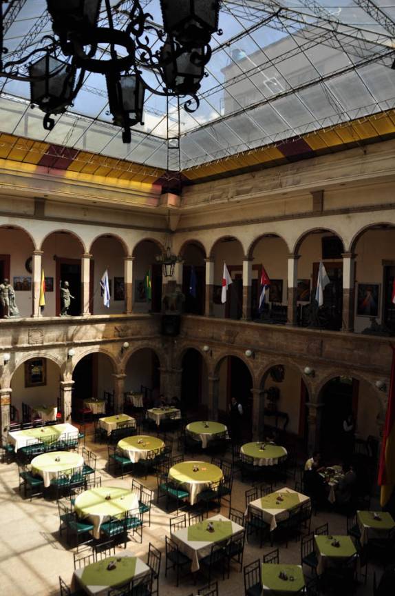 Pátio central do hotel Torino, em La Paz, capital da Bolívia